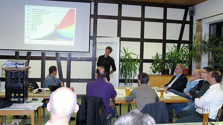 Projektleiter Jörg Wicklein (vor der Leinwand) stellte das Projekt eingangs vor. Foto: Bettina Knauth
