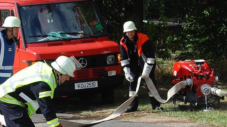 Bei einer Brandübung im neuen Jugendzentrum war insbesondere die Jugend der Freiwilligen Feuerwehr Frankenbrunn gefordert. Die jungen Aktiven sorgten für das erste Löschwasser beim Einsatz. Foto: Günther Straub