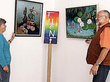Barbara Plank und Wolf-Dieter Domke haben zusammen mit weiteren Helfern die Kunstwerke arrangiert. Die Vernissage ist am heutigen Freitag. Foto: Johanna Blum