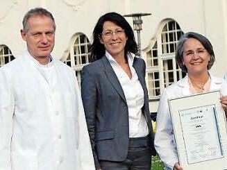 Dr. Christoph Sommer, Katja Bittner, Dr. Alexandra Claus und Oberarzt Dr. Achim Weber (von links) freuen sich über das Zertifikat. Foto: Welz
