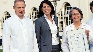 Dr. Christoph Sommer, Katja Bittner, Dr. Alexandra Claus und Oberarzt Dr. Achim Weber (von links) freuen sich über das Zertifikat. Foto: Welz