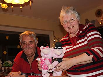 Karin und Rudolf Weininger mit zwei Exemplaren ihrer "Weihnachtsschweinchen"  Foto: Anette Schreiber