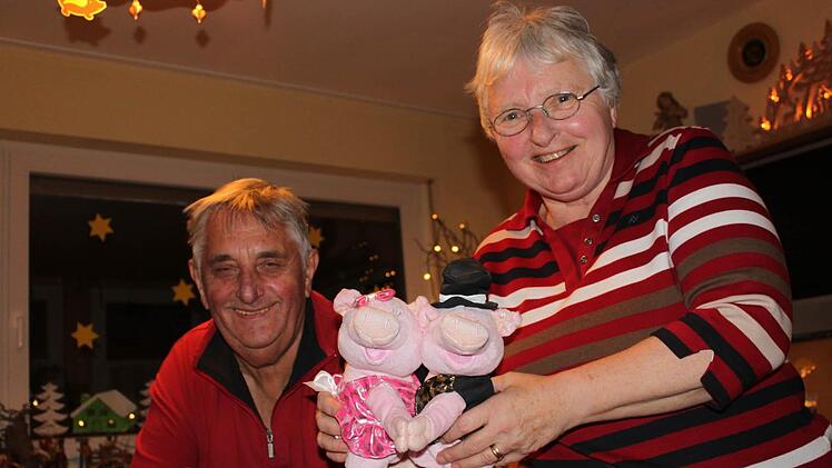 Karin und Rudolf Weininger mit zwei Exemplaren ihrer "Weihnachtsschweinchen"  Foto: Anette Schreiber