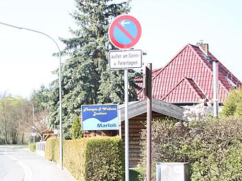 Ein eingeschränktes Haltevrbotsschild gilt in der Straße An der Arnitz. Das Zusatzschild "außer an Sonn- und Feiertagen" empört Reinhold Marlok vom gleichnamigen Therapiezentrum. Foto: Alexander Hartmann