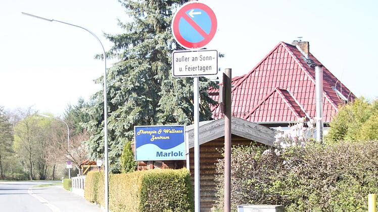 Ein eingeschränktes Haltevrbotsschild gilt in der Straße An der Arnitz. Das Zusatzschild "außer an Sonn- und Feiertagen" empört Reinhold Marlok vom gleichnamigen Therapiezentrum. Foto: Alexander Hartmann