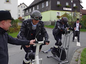 Das Dauerduell der Neuengrüner Kerwa: Bürgermeister Jens Korn  gegen Pater Jan Poja Veronika Schadeck