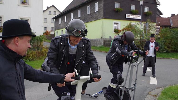 Das Dauerduell der Neuengrüner Kerwa: Bürgermeister Jens Korn  gegen Pater Jan Poja Veronika Schadeck