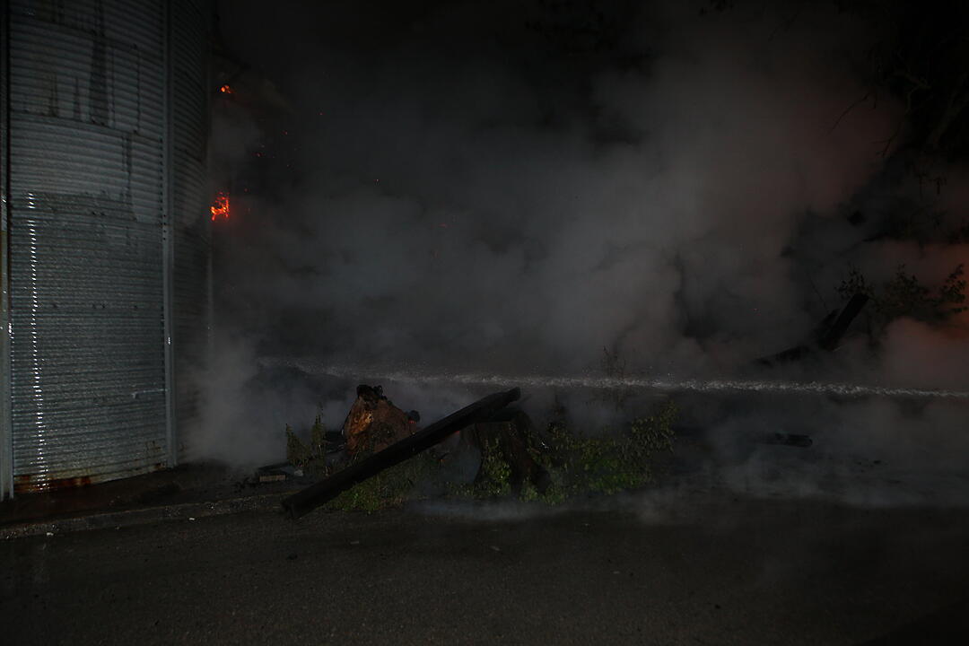 Flammen vernichten stillgelegte Zimmerei