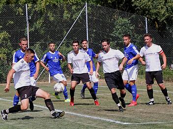 Der Untersteinbacher Lukas Pfuhlmann (links, weißes Trikot) kann klären. Seine Teamkollegen in den weißen Trikots von rechts: Kapitän Michael Oppelt, Markus Huttner und Lorenz Herkert.  Fotos: Günther Geiling