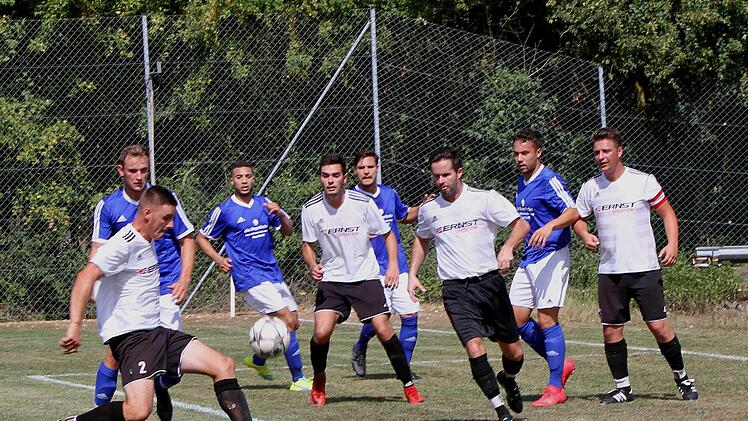 Der Untersteinbacher Lukas Pfuhlmann (links, weißes Trikot) kann klären. Seine Teamkollegen in den weißen Trikots von rechts: Kapitän Michael Oppelt, Markus Huttner und Lorenz Herkert.  Fotos: Günther Geiling