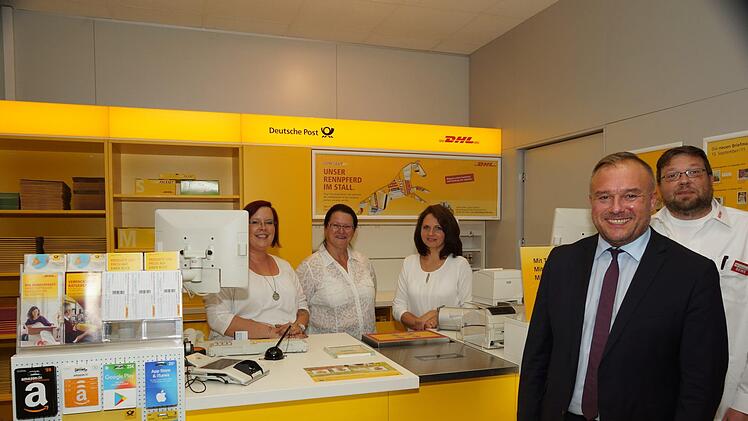Susanne Dost, Gabriele Neuner, Olga Königsberger, Post-Vertriebsgebietsleiter Olaf Gunzelmann und Rewe-Betreiber Karsten Schwamberger präsentieren den neuen Poststandort.Foto: Arkadius Guzy