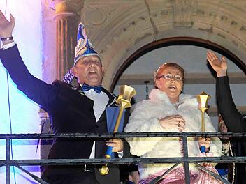 Das neue Prinzenpaar des Karnevalvereins Blau-Weiß  Stephan I. und Beate I.  wurde beim Rathaussturm in Elfershausenvorgestellt. Foto: Gerd Schaar