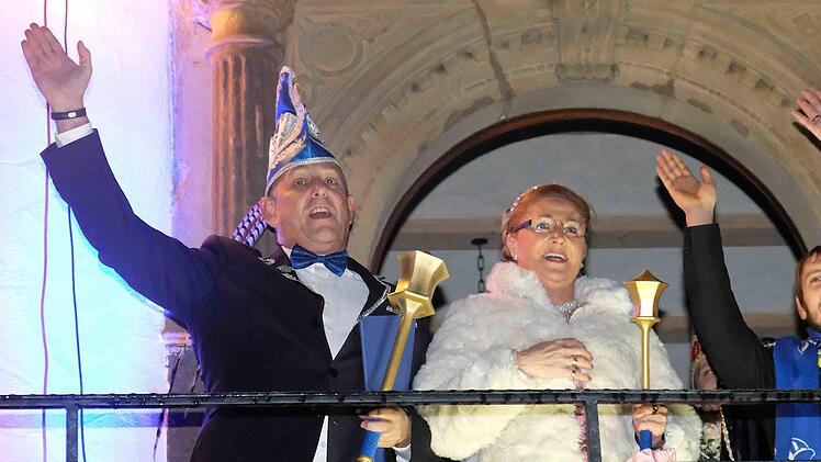 Das neue Prinzenpaar des Karnevalvereins Blau-Weiß  Stephan I. und Beate I.  wurde beim Rathaussturm in Elfershausenvorgestellt. Foto: Gerd Schaar