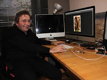 Farbe gibt Michael Galler oft erst am Computer zu seinen Bildern. Er zeichnet bevorzugt mit dem Kugelschreiber. Foto: Popp