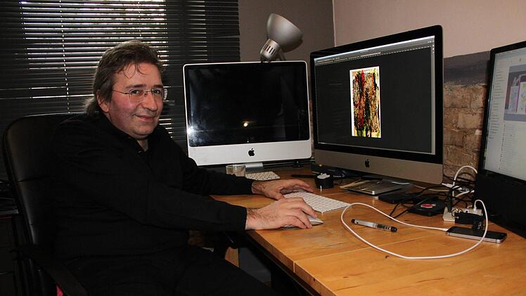 Farbe gibt Michael Galler oft erst am Computer zu seinen Bildern. Er zeichnet bevorzugt mit dem Kugelschreiber. Foto: Popp