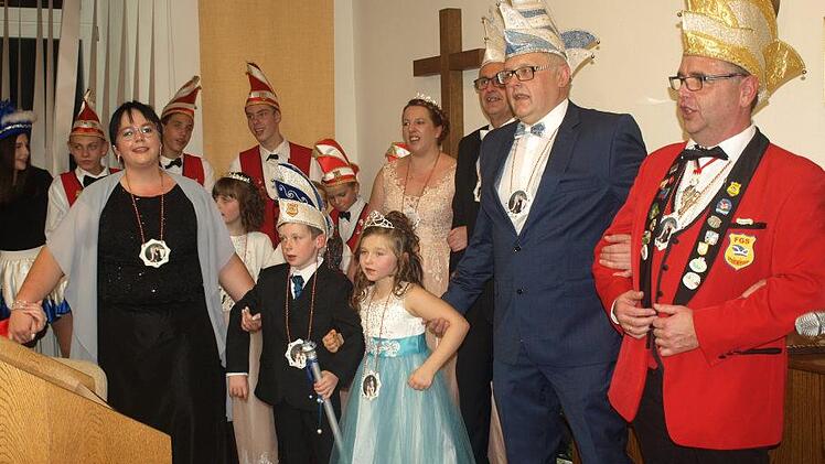 Schunkelrunde mit dem neuen Prinzenpaar Ramona I. (links) und Frank II. (Zweiter von rechts) und dem Kinderprinzenpaar Nils I. und Amelie I. Rechts Wieland Beierkuhnlein, der Präsident der Faschingsgesellschaft.Susanne Deuerling