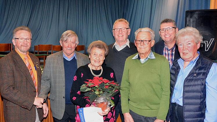 Im Rahmen einer Feier des VdK-Ortsverbandes Bad Bocklet ehrte VdK-Kreisvorsitzender Engelbert Roith (von links) zahlreiche Mitglieder, unter ihnen auch den Vereinsvorsitzenden Siegbert Holzheimer. Mit auf dem Bild die weiteren Geehrten Irmgard Limpert, Josef Schmitt, Bruno Metz sowie 3. Bürgermeister Norbert Borst und Brunhilde Hillenbrand.  Foto: Peter Rauch