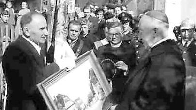 Birkachs Bürgermeister Hans Hümmer (links) überreicht Bischof Dietz anlässlich dessen goldenen Priesterjubiläums am 28. Oktober 1955 ein Gemälde, das das Elternhaus des Bischofs zeigt.