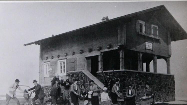 Eine Szene vor der Hütte - wohl vor 1924. Foto: Archiv Saale-Zeitung/Repro Johannes Schlereth