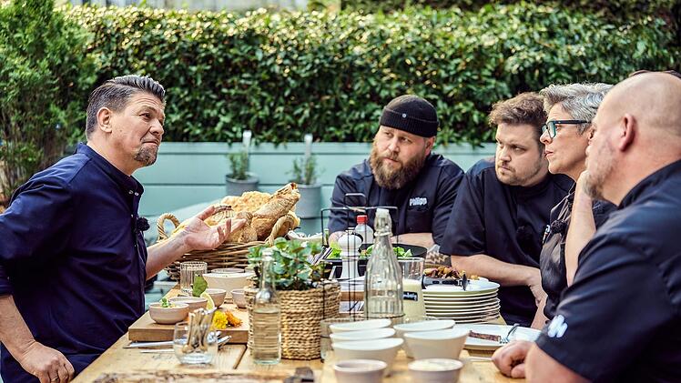 Tim Mälzer (links) probiert die Soßen, die die Kandidaten zum Fleisch zubereitet haben.