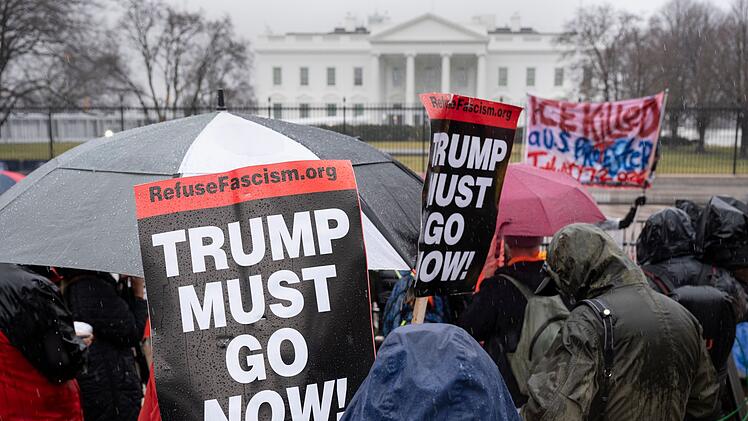 Der Pr&auml;sident ist laut aktuellen Umfragen nicht sonderlich beliebt. Doch noch halten sich die Proteste gegen Donald Trump in den USA in Grenzen.