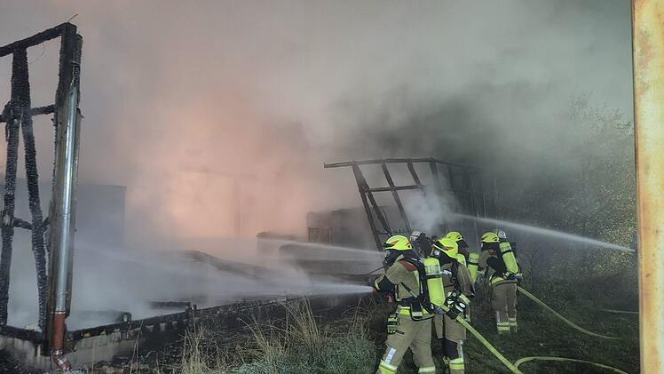 Massiver Brand auf Wertstoffhof Burgbernheim &ndash; Feuerwehreinsatz in der Nacht