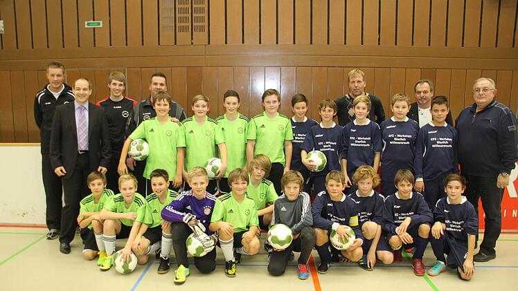 Die D-Junioren der JFG Schiefe Ebene (links) sind Kulmbacher Kreismeister 2013. Hinten, von links: Trainer Michael Horter, stellvertretender Landrat Jörg Kunstmann, Betreuer Dominik Paul, Trainer Heiko Beitlich, Sebastian Koch, Fabian Lauterbach, Justus Demel, Nikos Wagner sowie (vorne, von links) Maxi Schuler, Michi Schuler, Nicklas Pittroff, Max Lattner, Tim Grieshammer und Jan Rodler. Rechts der unterlegene SV Motschenbach mit (stehend, von rechts) Spielgruppenleiter Thomas Sauerstein, Hac...