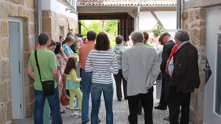 Im Hof des Schumacherhauses versammelten sich rund 30 Neubürger zur offiziellen Begrüßung durch die Stadt Ebern.Foto: Katharina Becht