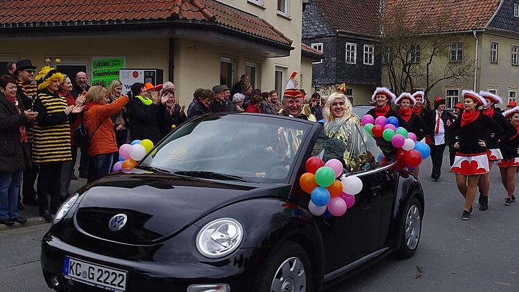 Das Prinzenpaar Heinrich I. und Felicitas I., gefolgt von seinem Hofstaat.