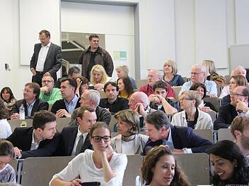 Prominente Gäste im Hörsaal: Neben dem Ehepaar Stoschek (zweite Reihe) waren mehrere Stadtratsmitglieder sowie Hochschulpräsident Michael Pötzl zur Vorlesung "Wissen und Zweifel- zur Komplexität der Biografie von Max Brose" gekommen. Foto: Simone Bastian