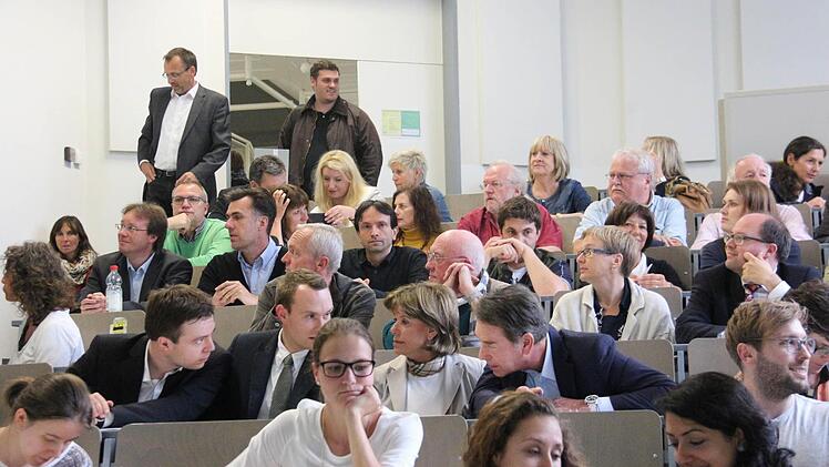 Prominente Gäste im Hörsaal: Neben dem Ehepaar Stoschek (zweite Reihe) waren mehrere Stadtratsmitglieder sowie Hochschulpräsident Michael Pötzl zur Vorlesung "Wissen und Zweifel- zur Komplexität der Biografie von Max Brose" gekommen. Foto: Simone Bastian