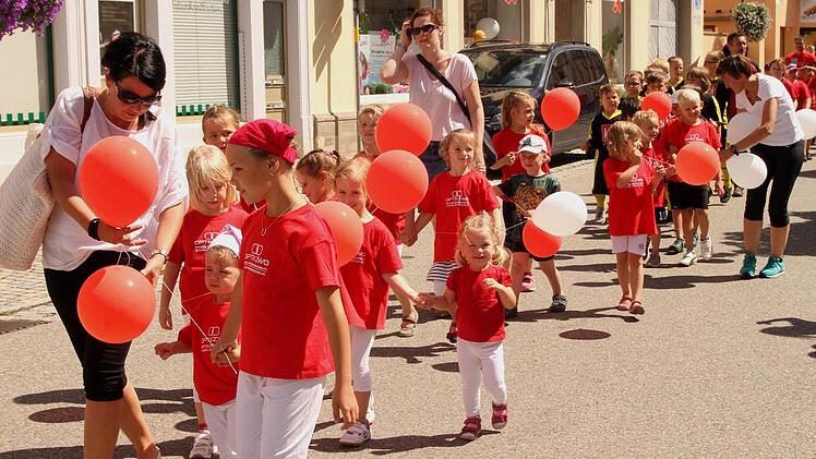 Die Kinder und Jugendlichen der SG Eltmann führten den Festzug mit Luftballons an.