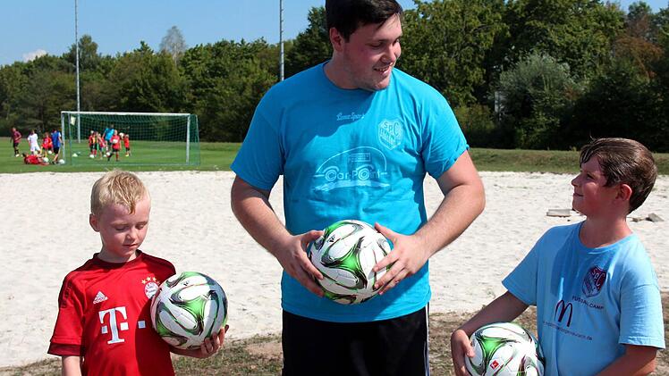 Trainer Christoh Kramer mit Marc (links) und Paul Foto: Johanna Blum