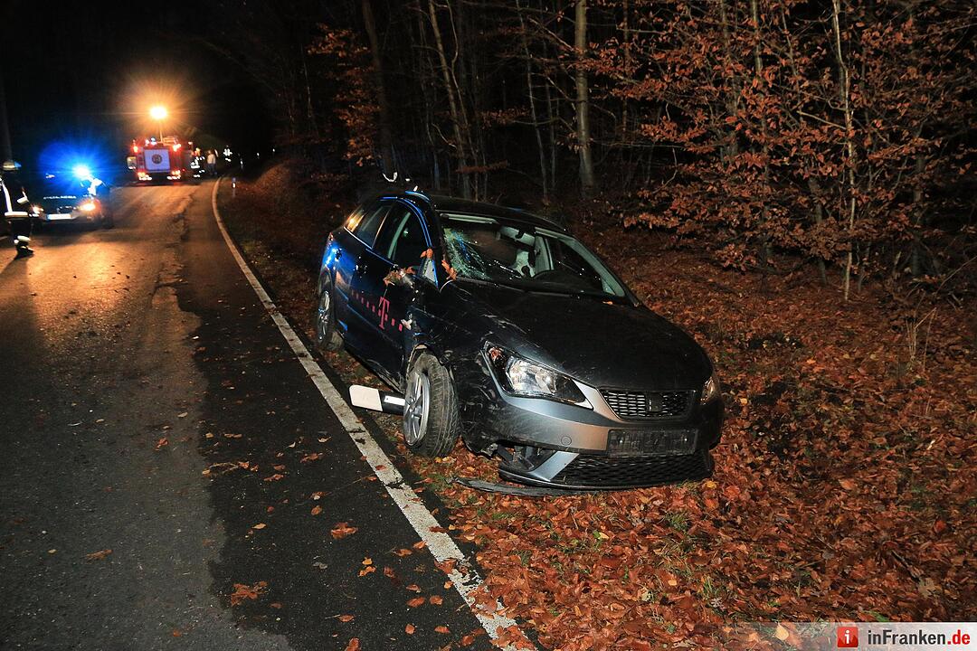 Pkw prallt bei Buch gegen Baum