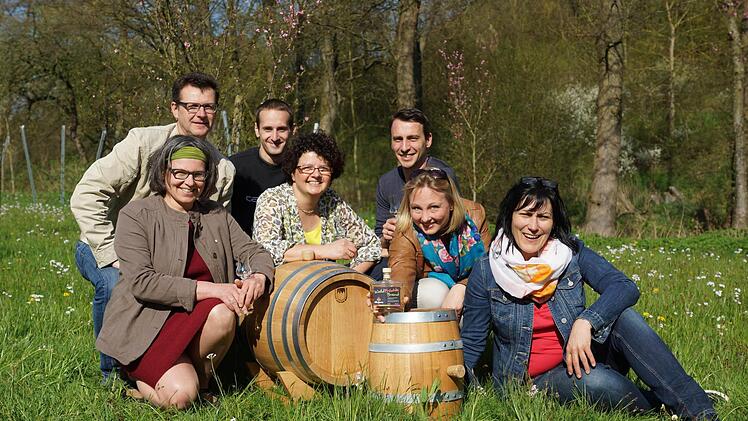 Die Wartmannsrother Brenner präsentieren ihr gemeinsames Produkt. Foto: Arkadius Guzy