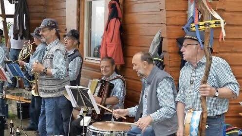 Zünftig ging es nach der Marienandacht an der Hütte des Jagdpächters zu. Hier luden die Waldfensterer Bergmusikanten zum Mitsingen ein.