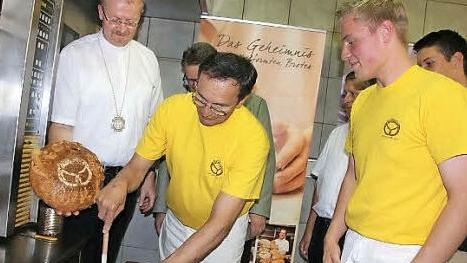 Natürlich gab es auch Geschenke. Hier mussten Georg Oesterlein und Sebastian Zeis zum ersten Mal mit dem Butterkrug zum Einsatz. Mit im Bild: Regionaldekan Thomas Teuchgräber (links). Foto: Veronika Schadeck