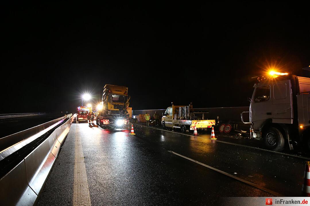 Lkw walzt Nachtbaustelle nieder - Bauarbeiter schwer verletzt - Bild der Verwuestung auf mehr als 300 Metern