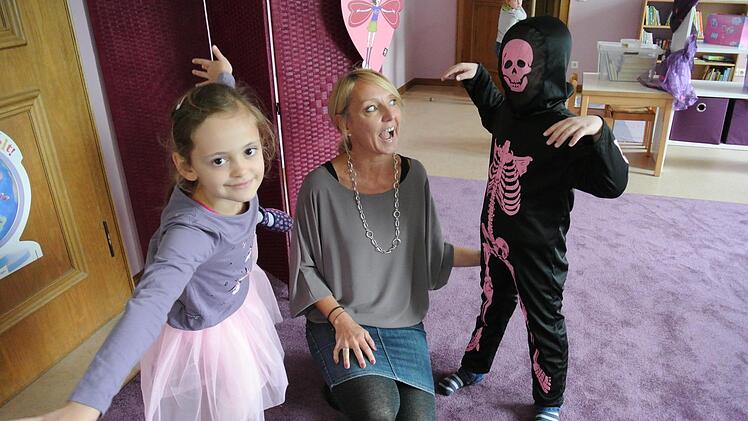 Emmily (6) hat sich in eine Ballerina verwandelt, Gabriel (6) ist ein Zombie, natürlich, und stürzt sich auf Julia Schätzlein-Sennert. Verkleiden ist eben toll.