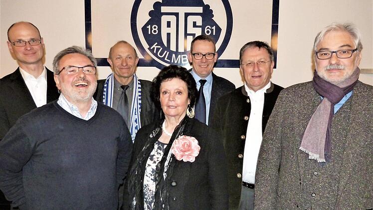 Die neuen Ehrenmitglieder des ATS Kulmbach mit (von links) Ralf-Herbert Kneitz (Vorstand Verwaltung), Werner Lindner, Michael Deichsel (Vorstand Finanzen), Vorstandsvorsitzende Heidesuse Wagner, Stadtrat Wolfram Brehm, OB Henry Schramm und Klaus-Hermann Hofmann.  Foto: Rei