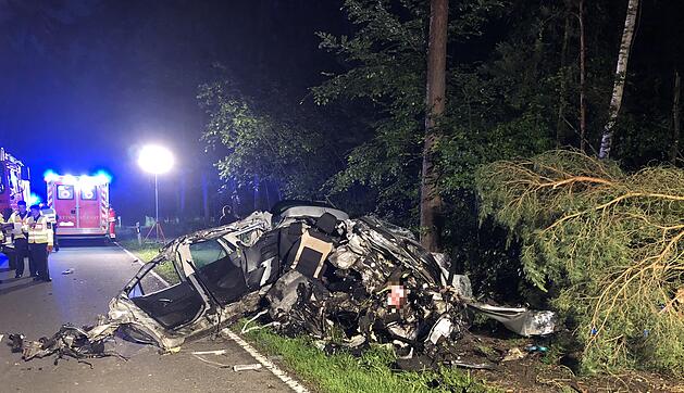 Tödlicher Unfall im Kreis Forchheim: Auto prallt gegen Baum und wird komplett zerstört - Fahrer stirbt