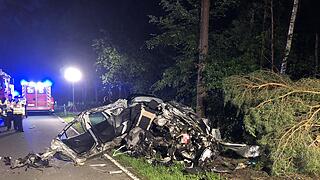 Tödlicher Unfall im Kreis Forchheim: Auto prallt gegen Baum und wird komplett zerstört - Fahrer stirbt