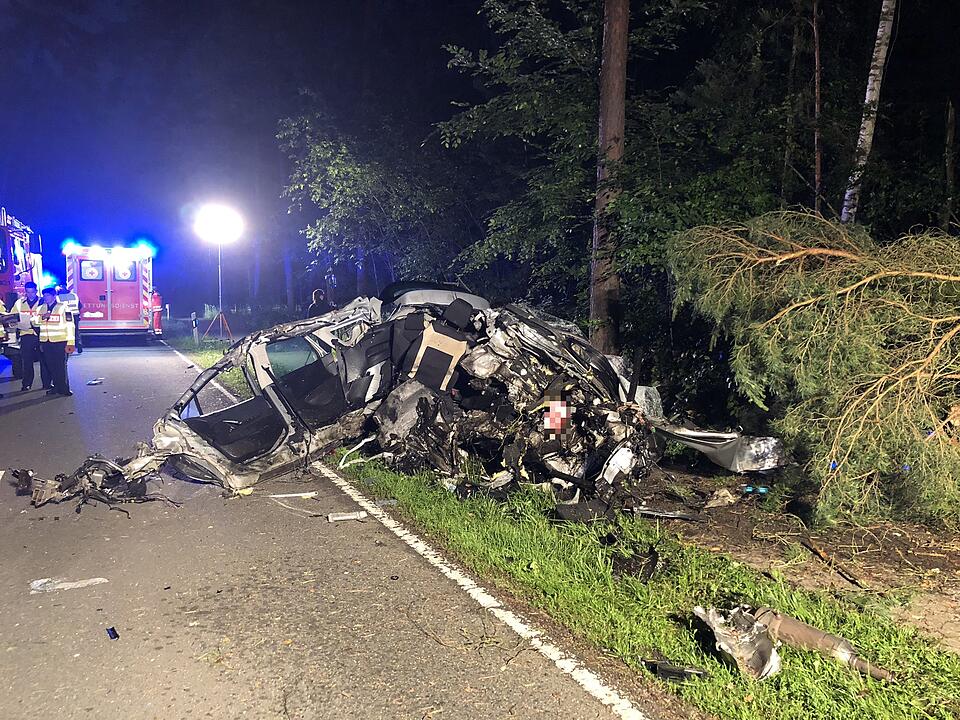 Tödlicher Unfall im Kreis Forchheim: Auto prallt gegen Baum und wird komplett zerstört - Fahrer stirbt