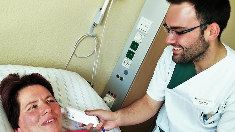 Julian Albert (19) misst bei Patientin Nicole Löbnitz die Temperatur. Sigismund von Dobschütz