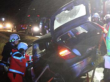 Wegen der Schieflage des verungl&uuml;ckten Autos gestaltete sich die Rettung des 20 Jahre alten Fahrers schwierig.  Michael Will/Rotes Kreuz