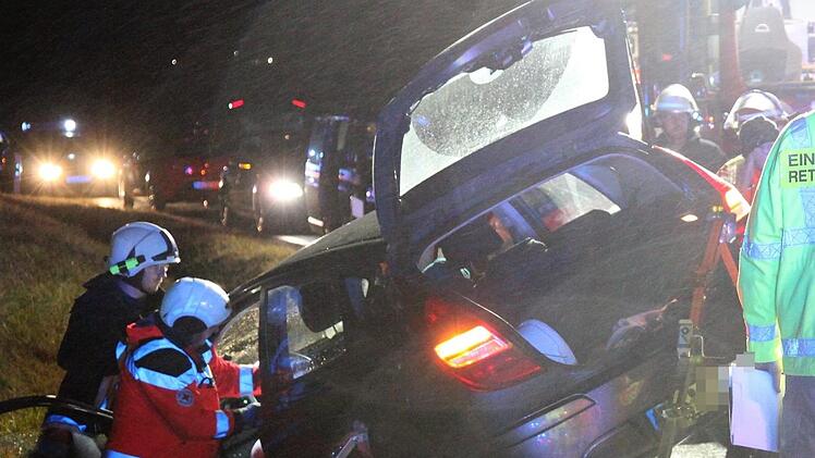 Wegen der Schieflage des verunglückten Autos gestaltete sich die Rettung des 20 Jahre alten Fahrers schwierig.  Michael Will/Rotes Kreuz