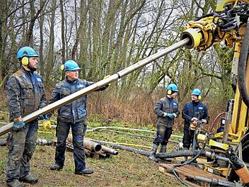 Mitarbeiter der Brunnenbaufirma Schab bei den Probebohrungen mit schwerem Gerät