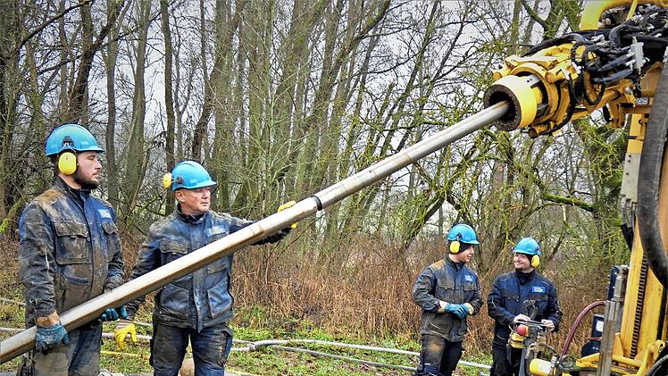 Mitarbeiter der Brunnenbaufirma Schab bei den Probebohrungen mit schwerem Gerät