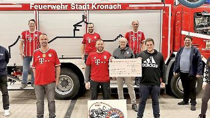 Christian Grebner, Frank M&uuml;ller, Marco M&uuml;ller, Manuel Vonberg, Lars Hopfenbeck, Werner M&uuml;ller, Uwe Kolb, Nico Porzelt, Stefan Wicklein und Sina Setale (von links) bei der &Uuml;bergabe des Spendenschecks