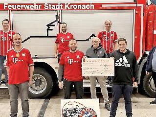 Christian Grebner, Frank Müller, Marco Müller, Manuel Vonberg, Lars Hopfenbeck, Werner Müller, Uwe Kolb, Nico Porzelt, Stefan Wicklein und Sina Setale (von links) bei der Übergabe des Spendenschecks